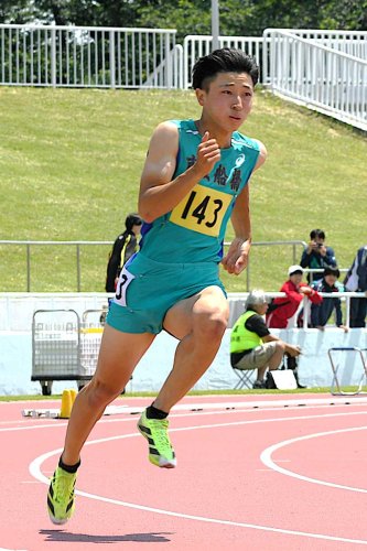 男子２００メートルを県高校新記録と大会新記録で優勝した市船橋・片山瑛太。１００メートルは県高校タイ記録の大会新記録で制した＝県総合ＳＣ