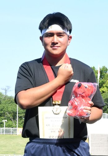 男子ハンマー投げで優勝した木更津総合・中村奏太＝県総合ＳＣ
