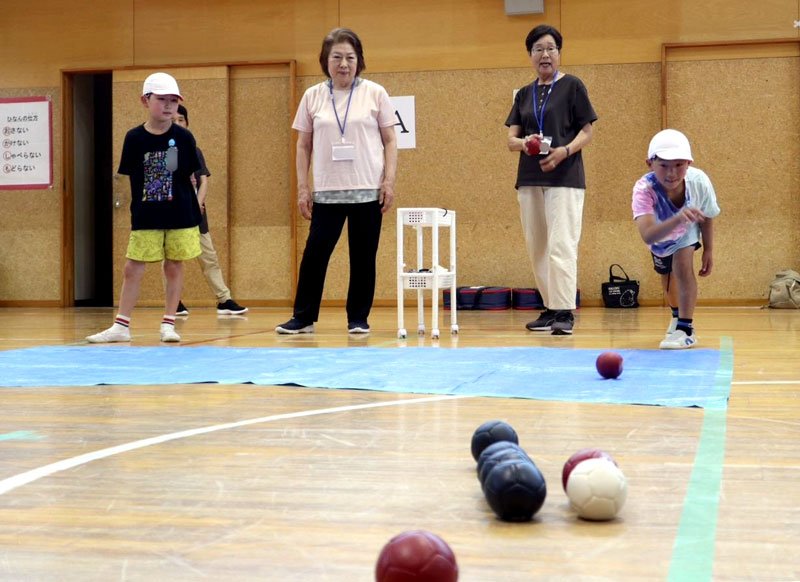 上手なプレーに歓声　高齢者と児童がボッチャ　茂原