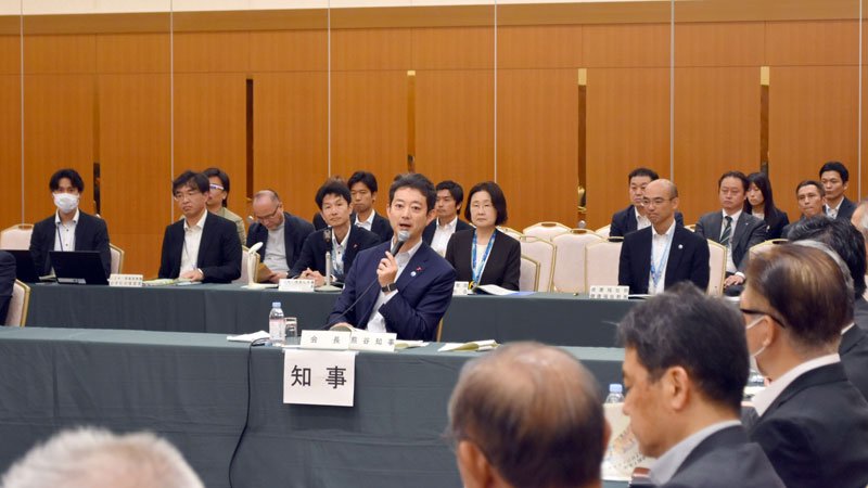 県の「ちば若者みらい応援会議」で発言する熊谷知事＝２２日、千葉市中央区