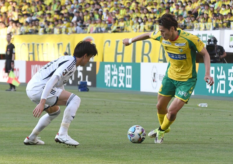 １０日の町田戦で競り合う千葉・津久井（右）＝フクアリ