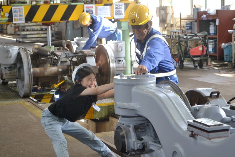 酒々井小児童、驚きと笑顔　安全運行の裏側、興味津々　郷土の交通学ぶ　京成電鉄宗吾車両基地見学　