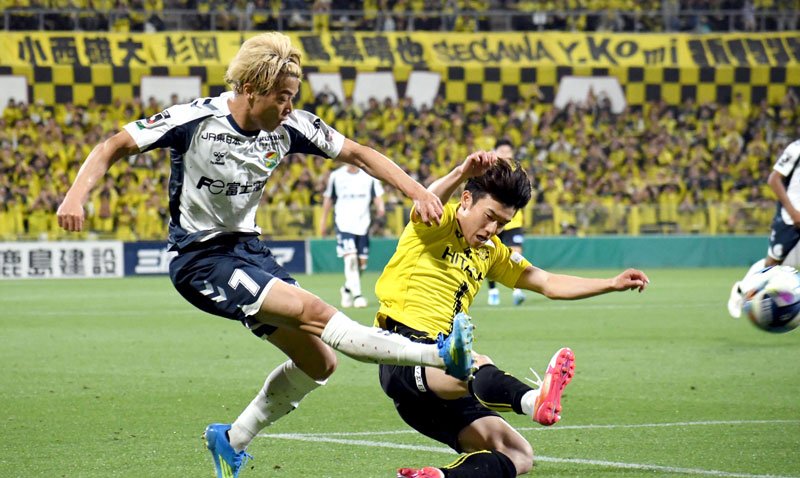 柏－千葉　後半、シュートを放つ千葉・田中（左）