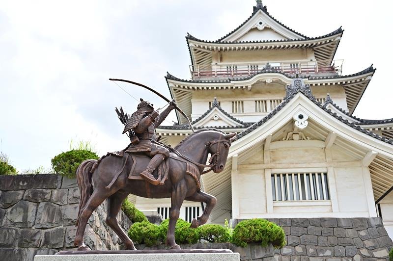 「千葉市の更なる飛躍と発展を願い、未来へのメッセージを鏑矢に託す千葉介常胤公」をイメージしてつくられた像＝５月２６日、千葉市中央区
