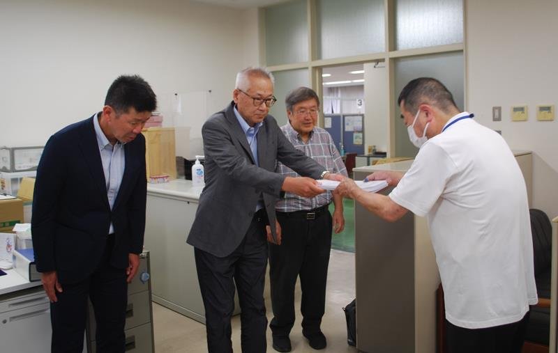 監査請求の書類を監査委員事務局に提出する印西市民（左側３人）＝２９日、同市役所

