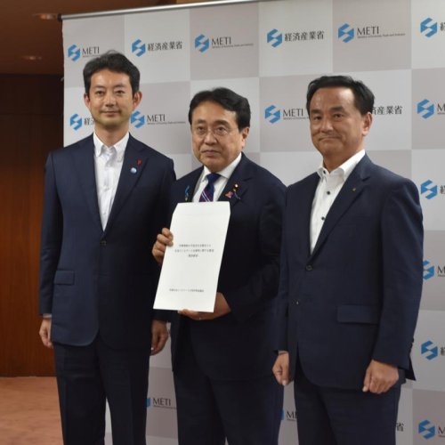 中東情勢の悪化に伴う原油高などを受け、赤沢経産相（中央）に要望書を手渡した全国石油コンビナート立地府県協議会の熊谷知事（左）ら＝２９日、都内の経産省

