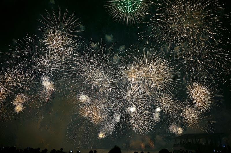圧巻の花火が観客を魅了した＝５月３０日、千葉市美浜区
