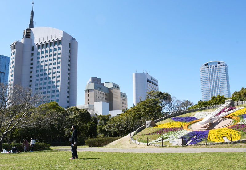 海浜幕張駅近くの県立幕張海浜公園。高層ビルやホテルが周囲に立ち並ぶ＝千葉市美浜区ひび野