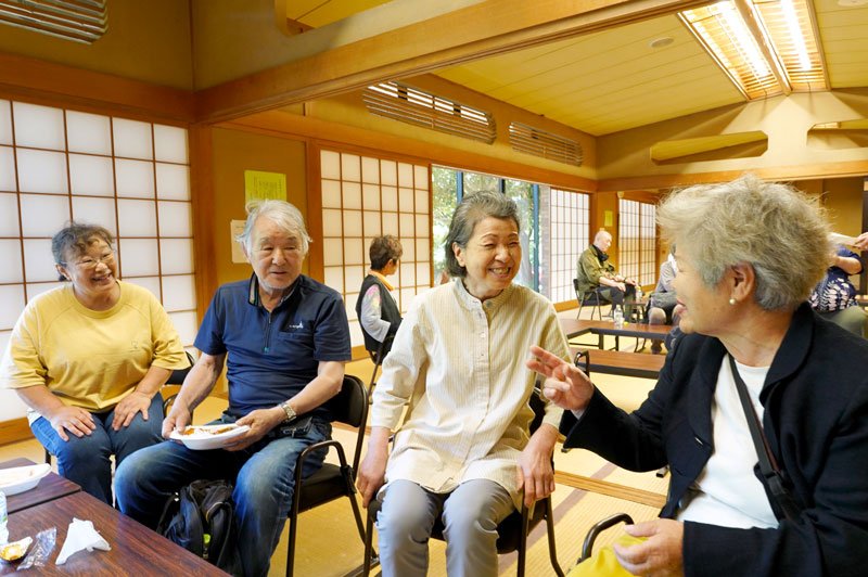 「みんなの食堂」で食事を取り、机を囲む人たち＝御宿町