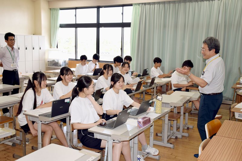 生徒たちに連載のコンセプトなどを説明する佐瀬さん（右）＝千葉市稲毛区の千葉大教育学部付属中