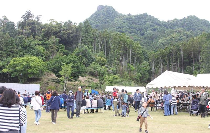 オープニングフェスティバルでにぎわうへぐり伊予ケ岳公園＝南房総市
