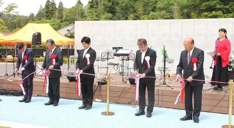 開園記念フェス山麓に３０００人　南房総　へぐり伊予ケ岳公園　学校跡、再び活気　５６店、特別ライブも