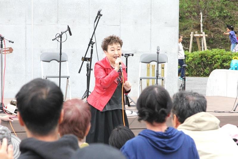 開園記念フェス山麓に３０００人　南房総　へぐり伊予ケ岳公園　学校跡、再び活気　５６店、特別ライブも