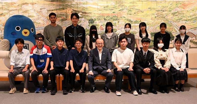 本年度のこども未来政策委員会の委員ら
