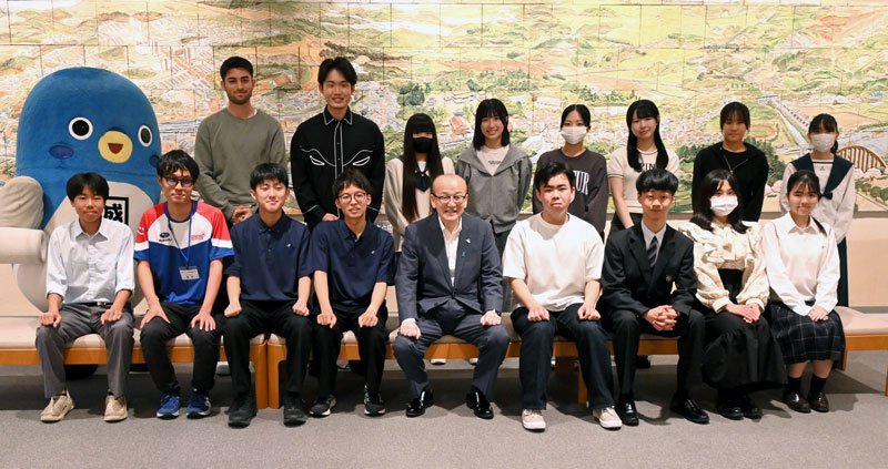 成田の未来へ政策考案　こども委員１８人に委嘱状