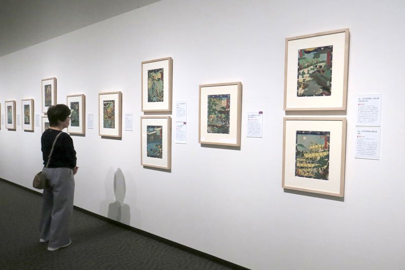 秀吉や武将の逸話が描かれた浮世絵が並ぶ＝東金市

