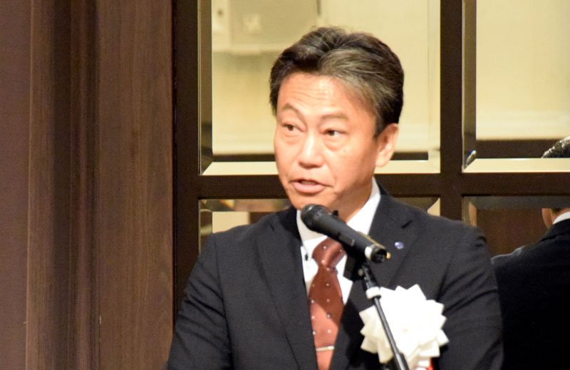 あいさつする東会長＝千葉市美浜区
