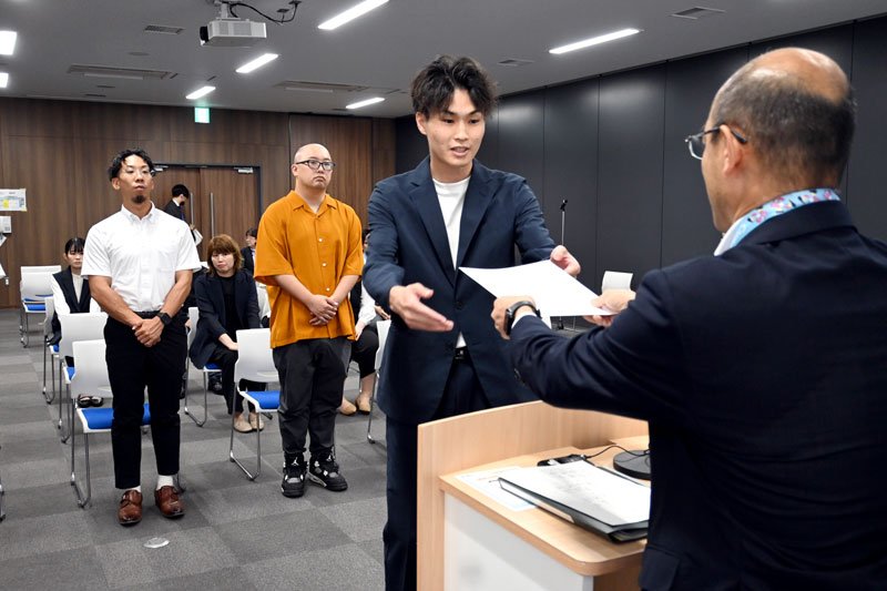 式典で委嘱状を手渡される介護職員ら＝５月２９日、千葉市中央区