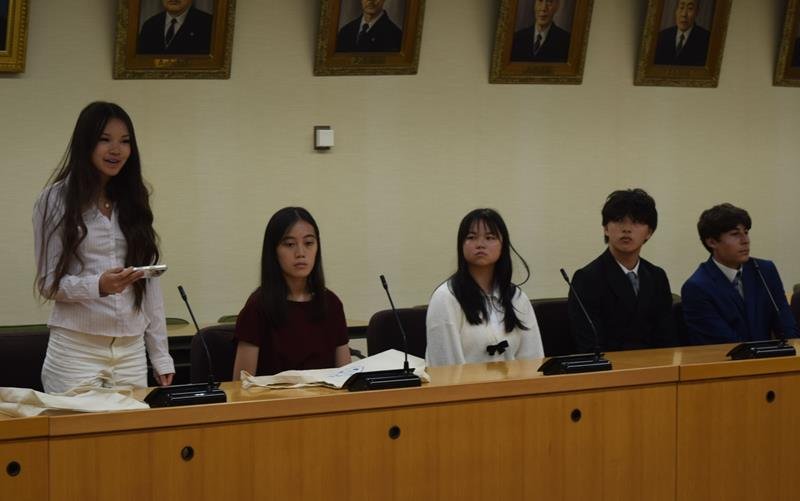 市立船橋高校に短期留学をしている米国モロー高校の生徒たち＝船橋市役所
