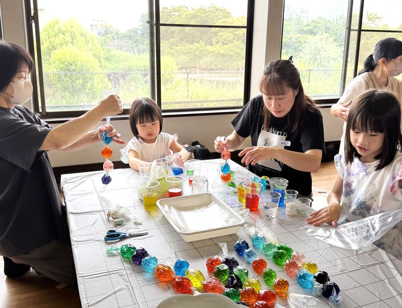 「彩水のれん」カラフル　親子で神社に飾り付け　袖ケ浦