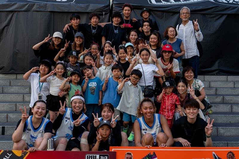 「ＲＢＬ　ＷＯＭＥＮ　ＳＰＲＩＮＧ　ＴＯＵＲ」の第３ラウンドで優勝し、応援に駆けつけた子どもらと喜ぶ千葉スカイウィングスの選手ら＝東京都（ＣＨＩＢＡ　ＳＫＹＷＩＮＧＳ提供）
