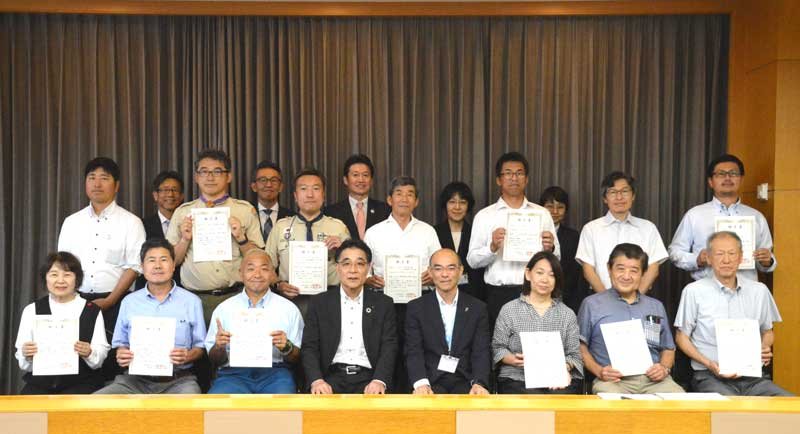 贈呈式に出席した団体代表者ら＝千葉県庁