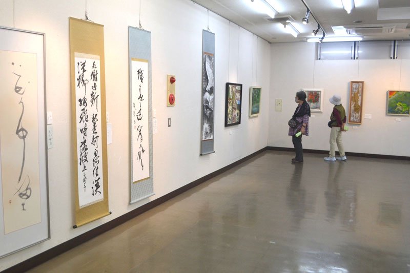 バラエティーに富んだ作品が並ぶ四街道市美術協会展＝２日、四街道市民ギャラリー
