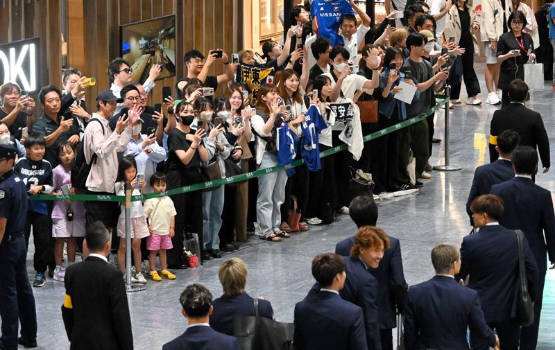 成田空港で日本代表メンバーを見送るファンら＝２日、成田市
