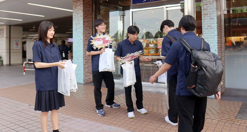 痴漢への警戒を呼びかけるチラシなどを駅利用者に配布する高校生ら＝ＪＲ茂原駅