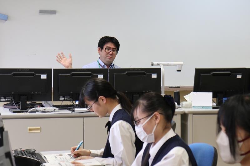 ドローンの活用状況や課題を説明する双葉電子工業の植村部長＝一宮町の一宮商業高校
