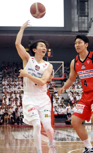 引退試合の第２クオーターで笑顔を見せながらプレーする西村（左）。千葉ジェッツで１２シーズンをプレーし、今季限りで現役を引く＝船橋アリーナ