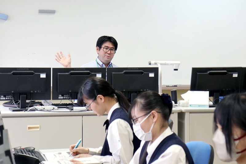 ドローン活用事例学ぶ　一宮商業高　双葉電子社員が指導