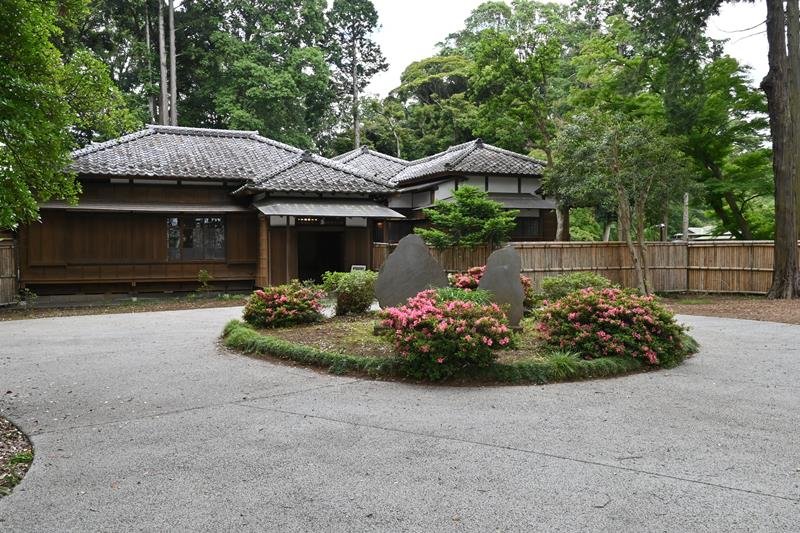 岩崎久彌の銅像が建立される末廣農場別邸公園＝富里市