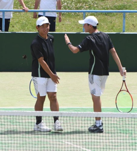 男子団体決勝　大場（右）と言葉を交わす東京学館浦安・菅野＝県総合ＳＣ
