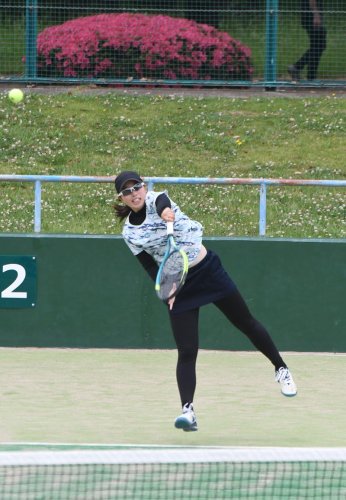 女子団体決勝　サーブを放つ東京学館船橋・稲見＝県総合ＳＣ
