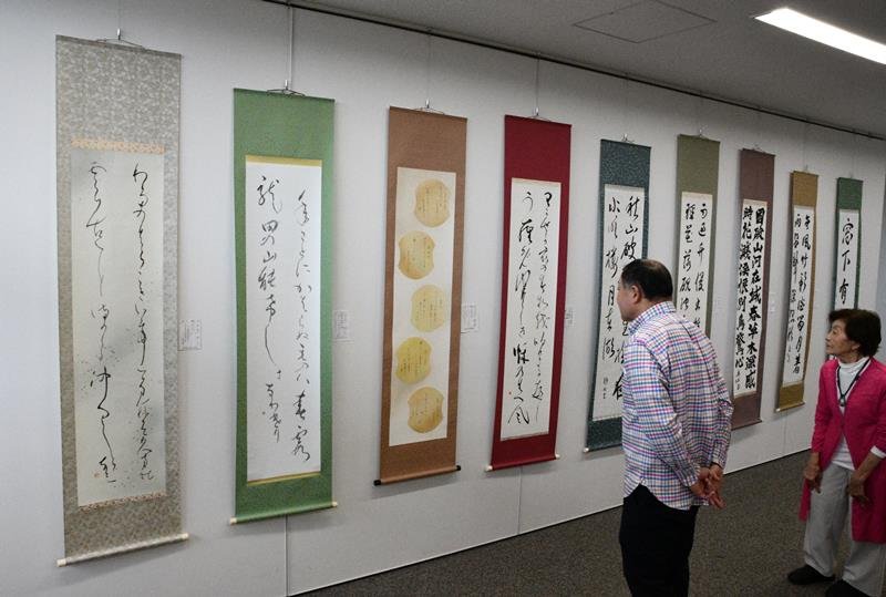 佐原文化協会の会員らの作品が並ぶ美術展＝４日、香取市


