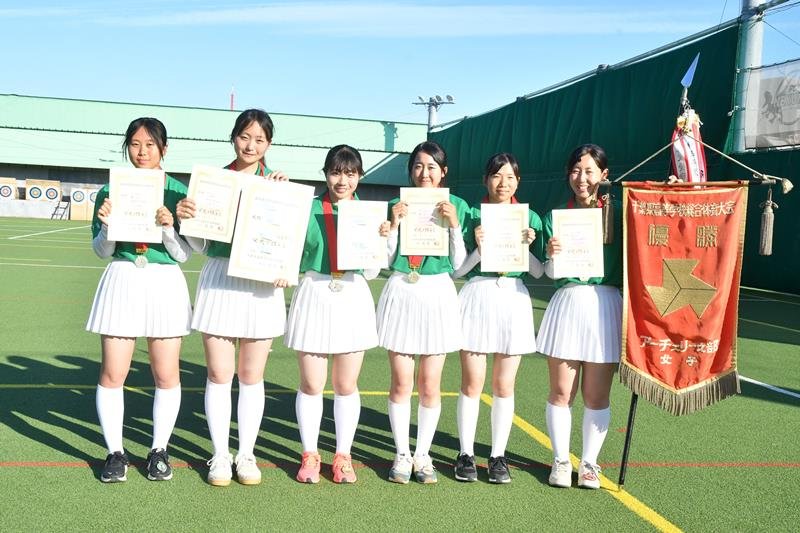 女子団体優勝の千葉英和＝船橋アーチェリーレンジ
