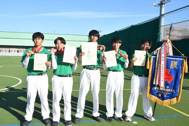 男子団体優勝の千葉英和＝船橋アーチェリーレンジ
