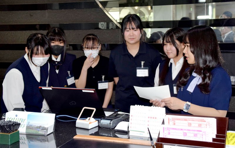 ゴルフ場の仕事魅力知って　「日本一」市原市　高校生職場見学ツアー　プレーも挑戦、非日常体験
