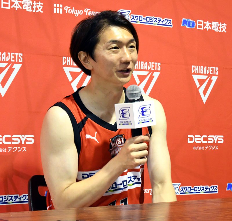 引退試合後の記者会見で質問に答える西村