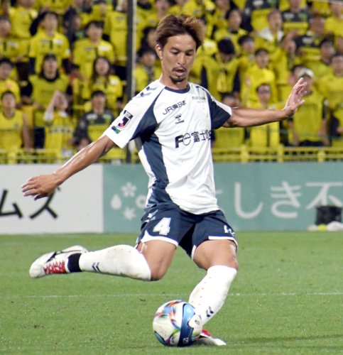 ５月２３日の柏戦でプレーする千葉・田口＝三協Ｆ柏