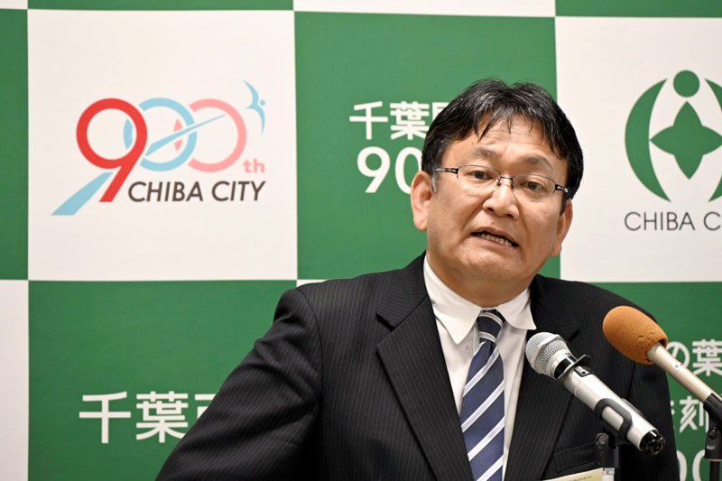 会見で国にさらなる支援とリーダーシップを求めたと述べた神谷市長＝４日、千葉市役所