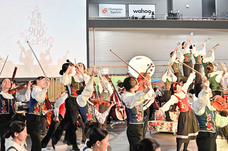 【写真多数あり】千葉市　開府９００年記念まつり　幕総オケ部「青オケ」コラボ　飯豊まりえさんら地元トークで盛り上げ