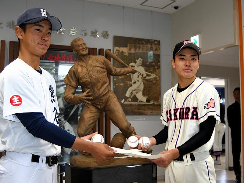 長嶋茂雄さんの一周忌追悼試合に臨む佐倉高の筒井伶介主将（右）と熊谷高の里美駿主将＝６日、佐倉市の長嶋茂雄記念岩名球場
