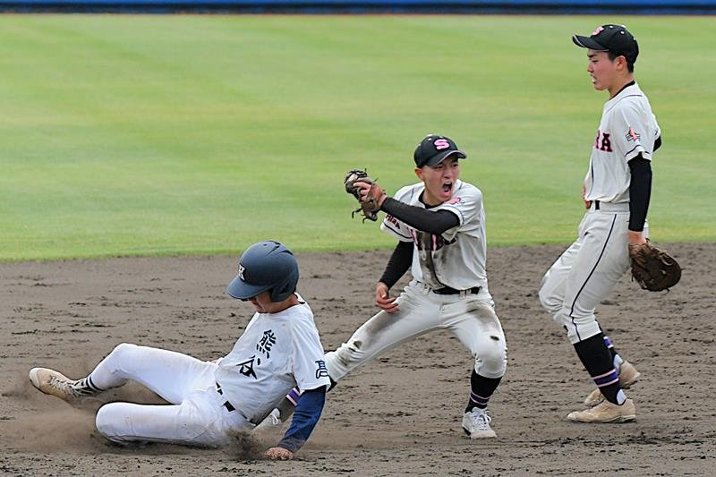 佐倉―熊谷　４回表熊谷１死一塁、飛び出した一走を挟殺プレーでタッチアウト。二塁手徳井（中央）＝長嶋茂雄記念岩名
