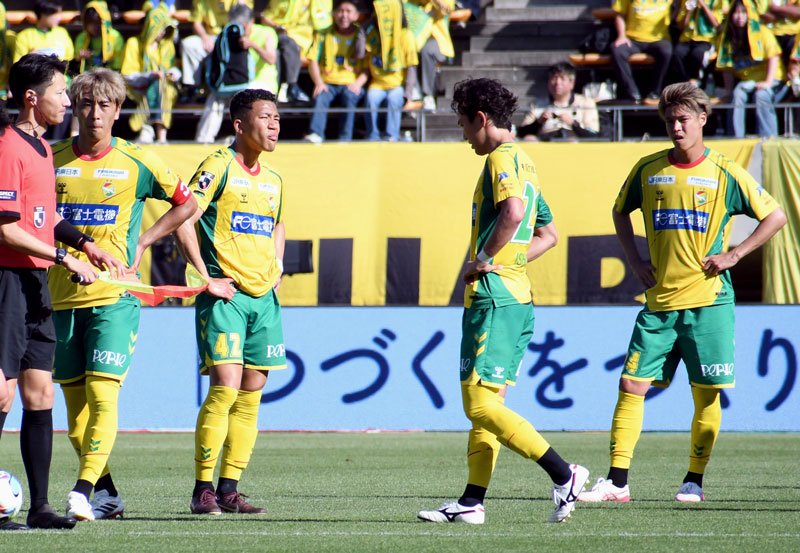福岡に敗れてＪ１百年構想リーグ最下位が決まり、悔しがる千葉イレブン＝フクアリ
