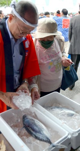 カツオ、アサリ販売に列　市原・五井臨海まつり　多彩ステージで盛り上げ