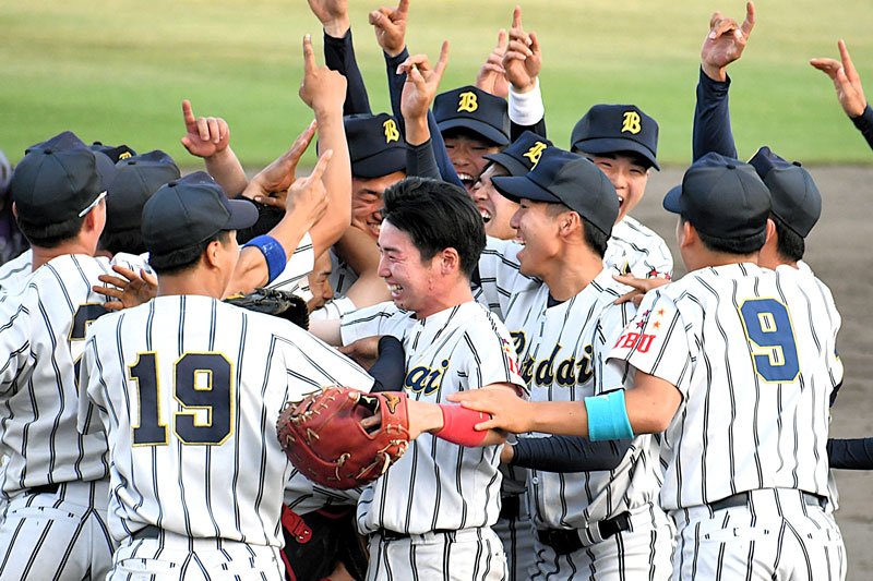 千葉県大学野球春季リーグ１部で２季連続優勝を決めて喜ぶ武道大ナイン＝５月、長生の森