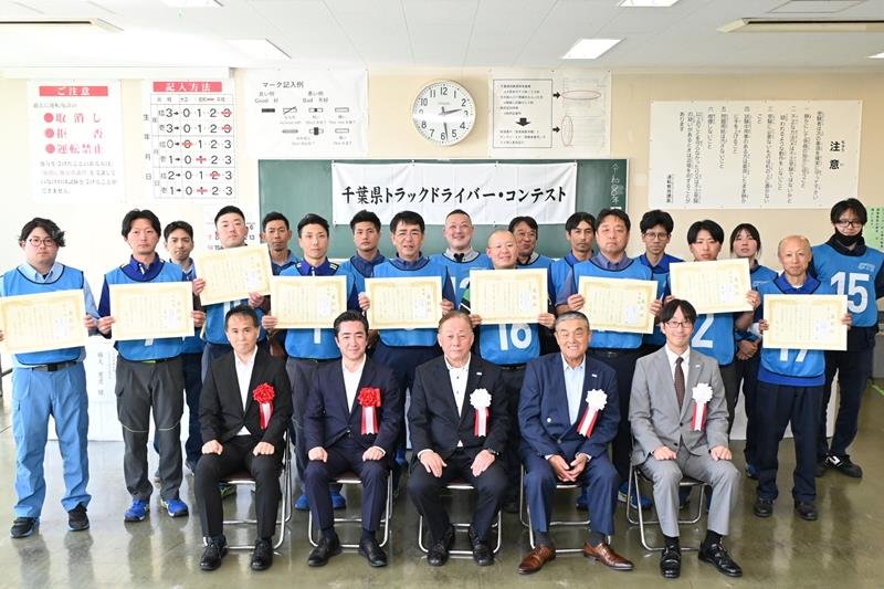 上位入賞者ら＝千葉市美浜区
