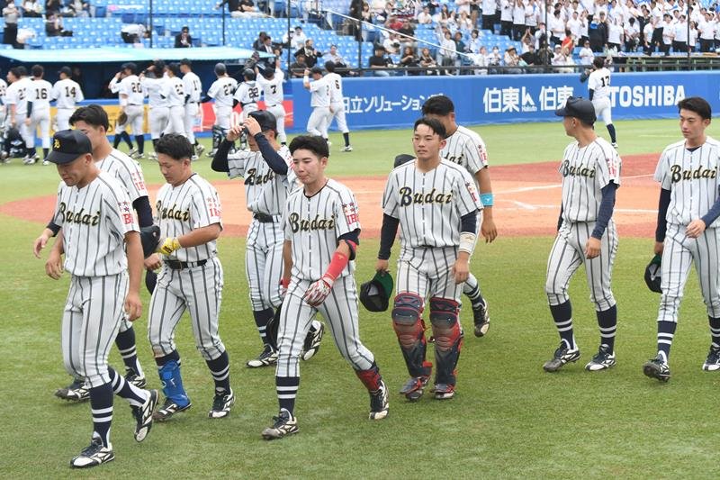 東日本国際大に敗れて肩を落とす国際武道大ナイン＝神宮

